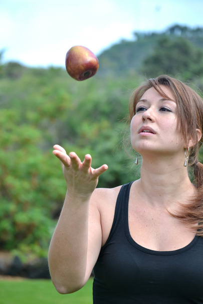 młoda kobieta uruchomienie jabłko - Zdjęcie, obraz