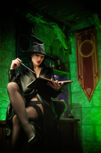 ženy v klobouku v pokoji čarodějnic na Halloween - Fotografie, Obrázek