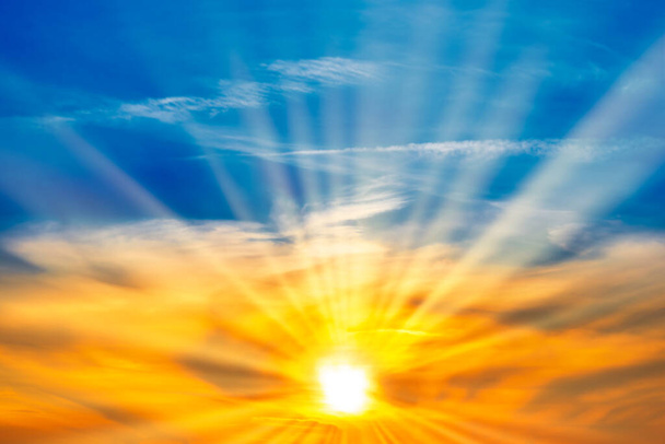 Zonsondergang zon op oranje en blauwe zonsondergang hemel - Foto, afbeelding