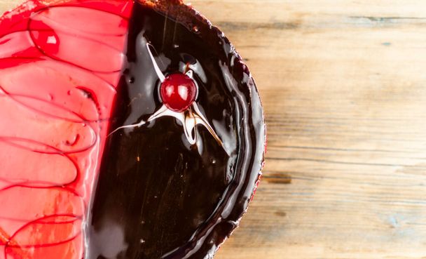 lahodný dort s třešněmi a čokoládovou smetanou - Fotografie, Obrázek