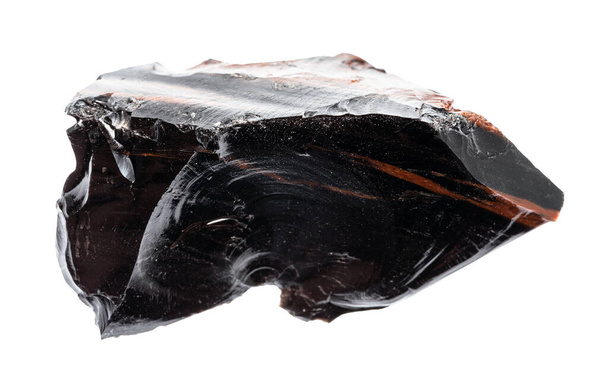 Makrofotografie von Proben natürlicher Mineralien aus der geologischen Sammlung - rohes Obsidian (vulkanisches Glas) isoliert auf weißem Hintergrund - Foto, Bild