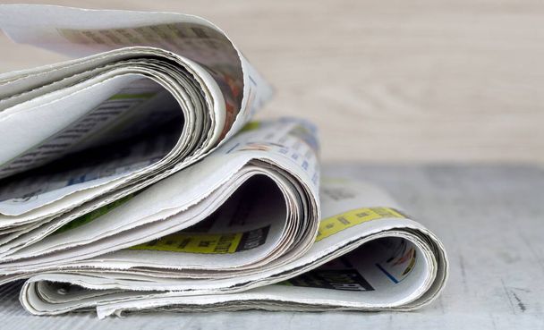 Un primer plano de un pequeño montón de periódicos con espacio de copia para su texto - Foto, Imagen