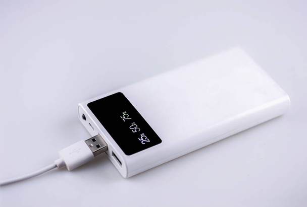 Резервная батарея или Power Bank для зарядки мобильных устройств с номерами, чтобы сказать количество тока - Фото, изображение