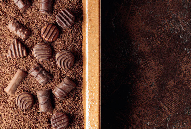 Čokoládové bonbóny v čokoládových lupíncích. Horní pohled. Kopírovat prostor. - Fotografie, Obrázek