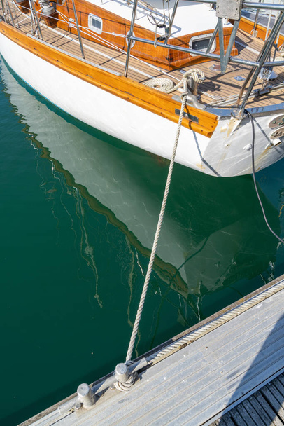 detail zicht op de tuigage op een oude klassieke houten zeilboot - Foto, afbeelding