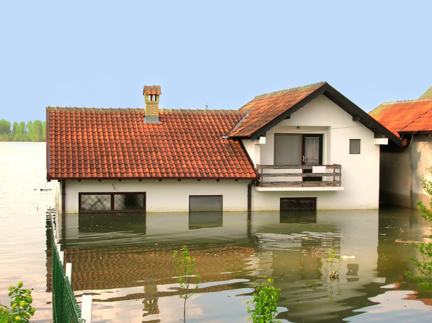La inundación - la casa en el agua
 - Foto, imagen