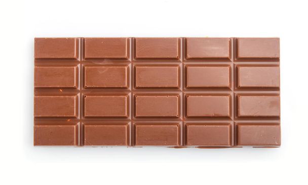 barretta di cioccolato al latte isolata su fondo bianco. vista dall'alto, posizione piatta. - Foto, immagini