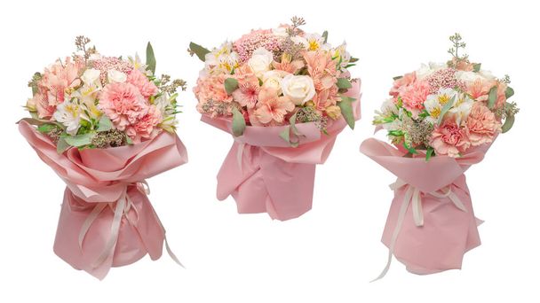 Μπουκέτο με απαλά ροζ λουλούδια σε ροζ χαρτί περιτυλίγματος.  - Φωτογραφία, εικόνα