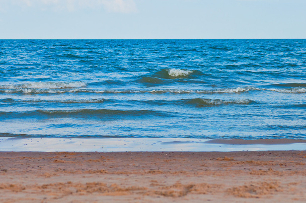 Spiaggia di sabbia pulita e cielo blu e mare
 - Foto, immagini