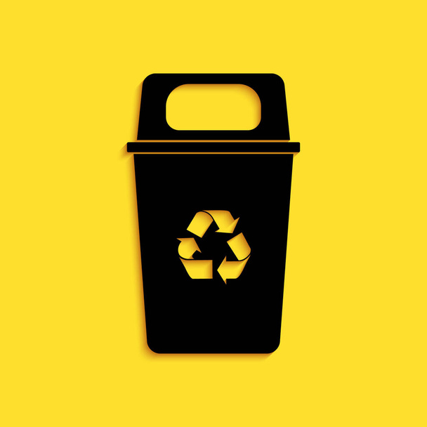 Lixeira preta com ícone de símbolo de reciclagem isolado no fundo amarelo. Ícone da lata de lixo. Sinal de lixeira. Sinal de cesta de reciclagem. Estilo de sombra longo. Vetor. - Vetor, Imagem