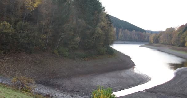Obernautal dam in Siegerland tijdens droge periodes - Video