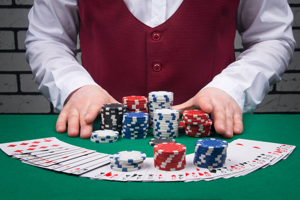 close-up of cards and chips, the dealer increases the bet - Foto, afbeelding