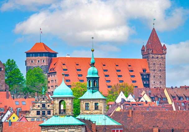 Ciudad vieja de Nuremberg paisaje urbano, Baviera, Alemania, torre pentagonal, establos imperiales, torre Luginsland - Foto, imagen