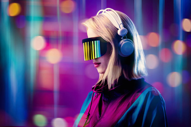 Blondi VR lasit ja kuulokkeet vaaleanpunainen tausta - Valokuva, kuva