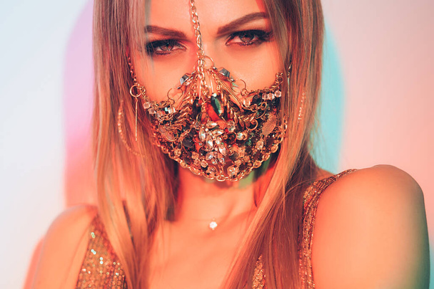 neon light portrait pandemic jewelry woman mask - Foto, afbeelding