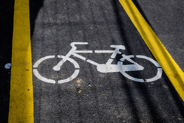 Ulkoinen liikennemerkki, joka osoittaa polkupyörille omistetun reitin suuressa kaupungissa - Valokuva, kuva