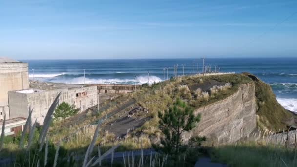 Güneşli bir sonbahar sabahı Cantabrian Denizi 'nin yanındaki terk edilmiş Lemoiz nükleer santralinin kalıntıları. - Video, Çekim