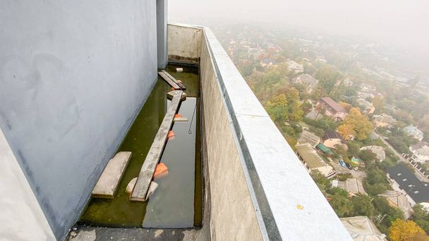 El problema del drenaje en el techo de un nuevo edificio. Salida inundada al techo de la casa - Foto, imagen