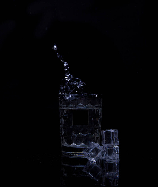 Ice cube is falling into a drink - Foto, afbeelding