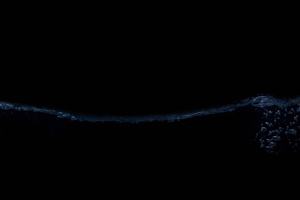 Ola de agua sobre fondo negro - Foto, Imagen