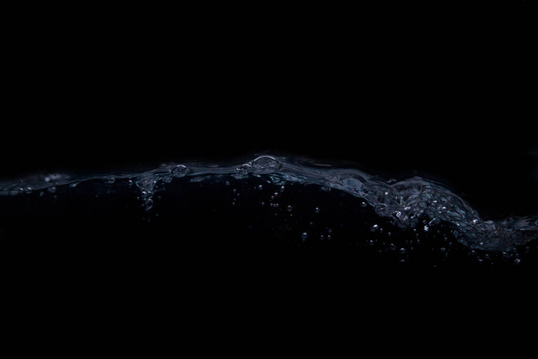 Ola de agua sobre fondo negro - Foto, Imagen
