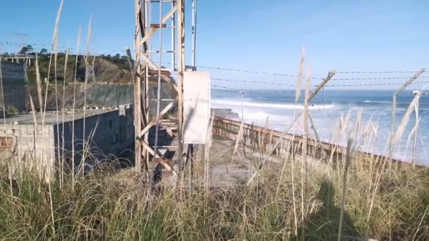 Hylätyn Lemoizin ydinvoimalan rauniot Cantabrian meren rannalla aurinkoisena syysaamuna - Materiaali, video