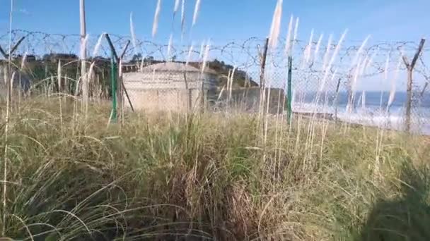 Güneşli bir sonbahar sabahı Cantabrian Denizi 'nin yanındaki terk edilmiş Lemoiz nükleer santralinin kalıntıları. - Video, Çekim