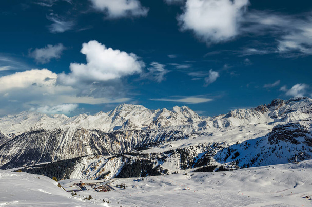 Inverno alpino paisagem de montanha. Alpes franceses cobertos de neve em dia ensolarado. Meribel, França. - Foto, Imagem