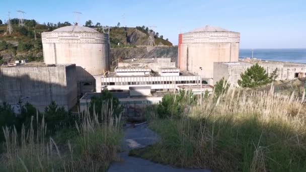 Ruinas de la central nuclear abandonada de Lemoiz situada junto al mar Cantábrico en una soleada mañana de otoño - Imágenes, Vídeo