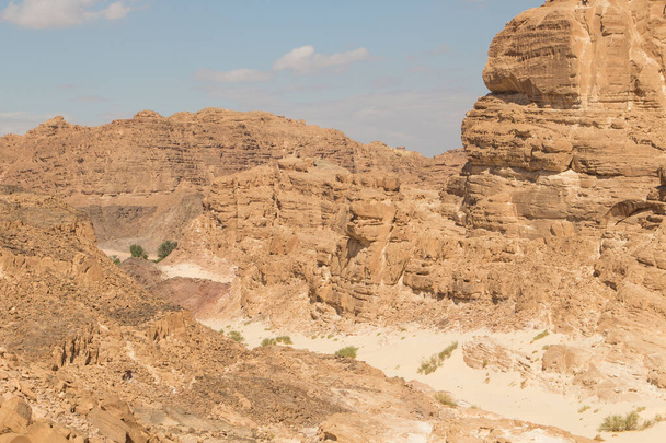 Білий каньйон з жовтими каменями, сонячний день. Єгипет, пустеля, Синайський півострів, Нувейба, Дахаб. - Фото, зображення