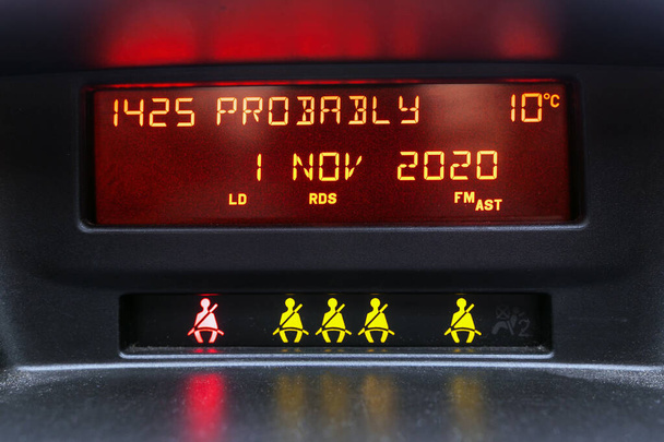 παλαιά επί του οχήματος οθόνη υπολογιστή αυτοκινήτων για να ενημερώσει τον οδηγό - Φωτογραφία, εικόνα