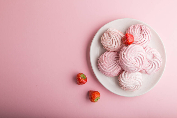 Morango rosa zephyr caseiro ou marshmallow no fundo rosa pastel. vista superior, leigos planos, espaço de cópia. - Foto, Imagem