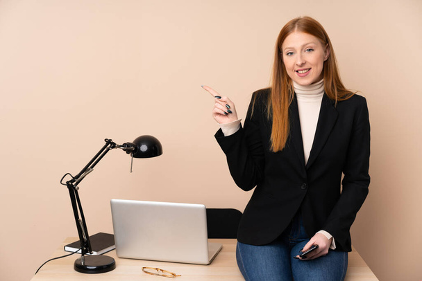 Biznes kobieta w biurze wskazując palcem w bok - Zdjęcie, obraz
