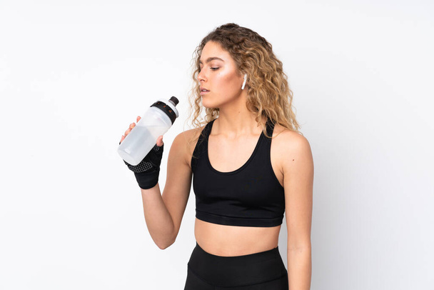 Giovane donna sportiva isolata su sfondo bianco con bottiglia d'acqua sportiva - Foto, immagini