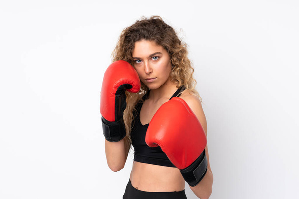 Nuori urheilu nainen eristetty valkoisella taustalla nyrkkeilyhanskat - Valokuva, kuva