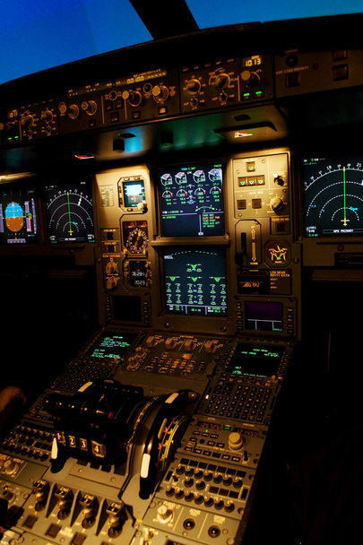 управление самолетом
 - Фото, изображение
