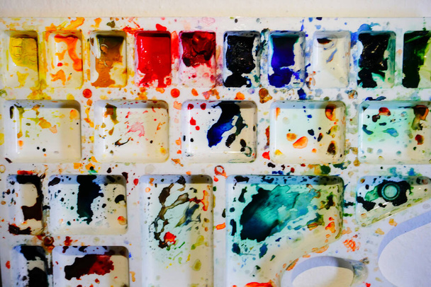 Vista superior de la paleta de acuarelas. Colores vibrantes utilizados en la paleta. Disparo en Howrah, Bengala Occidental, India. - Foto, Imagen