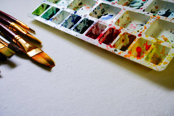 Paleta akvarelů a štětce s kopírovacím prostorem. Na paletě se používají zářivé barvy. Shot at Howrah, West Bengal, India. - Fotografie, Obrázek