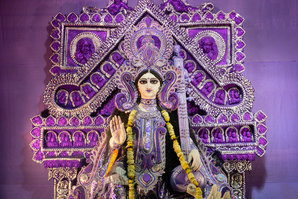 Saraswati istennő bálványa Kalkuttában, Nyugat-Bengálban, Indiában. Saraswati a tudás, a zene, a művészet, a bölcsesség és a tanulás hindu istennője. Az imádat azért történik, hogy isteni áldást kapjunk a kiválóság eléréséhez.. - Fotó, kép