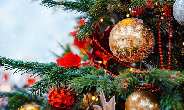 Karácsonyfa háttér. Díszek újév ünnep léggömbök, játékok hópelyhek fények, bokeh banner dekoráció szabad hely - Fotó, kép