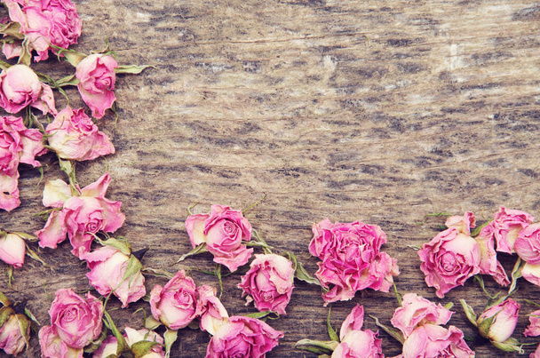 rosas secas sobre un fondo de madera - Foto, Imagen