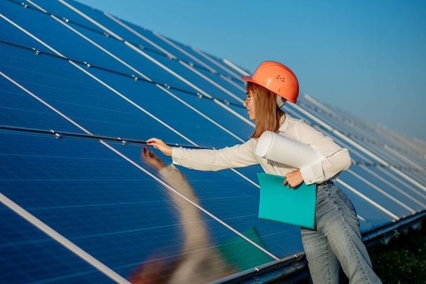 Businesswomen working on checking equipment at solar power plant with tablet checklist, woman working on outdoor at solar power plant. - Foto, afbeelding