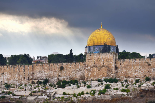 Χρυσή Πύλη και Χρυσός Θόλος δύο θρησκευτικά ιερά μνημεία της Ιερουσαλήμ συλλαμβάνονται σε μια εικόνα. - Φωτογραφία, εικόνα