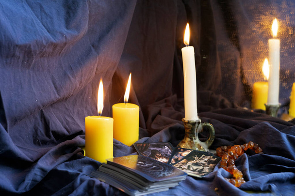 Kynttilöitä, ennustuskortteja, mystinen Halloween-ilta. Verhoilu kankaalla - Valokuva, kuva