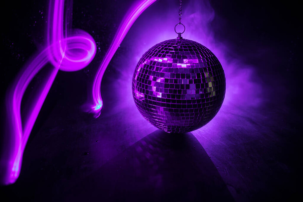 Kolorowe disco lustro piłka światła tło klubu nocnego. Imprezowa kula dyskotekowa. Skupienie selektywne - Zdjęcie, obraz