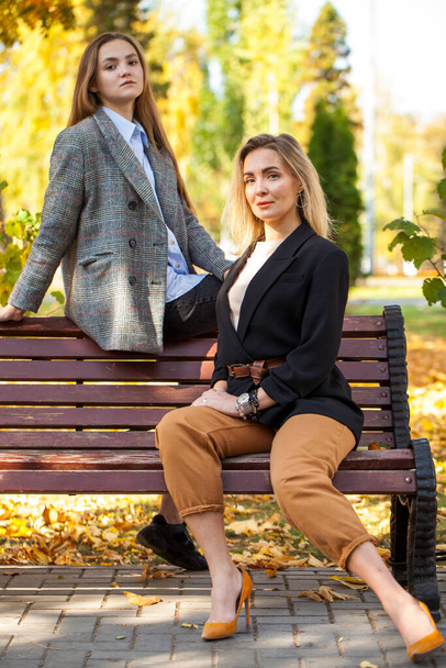 Portrait of a middle-aged mother and her teenage daughter in an autumn park - Foto, immagini