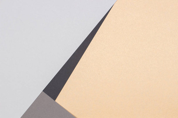Papel geométrico abstracto creativo fondo gris claro, colores negros y papel artesanal marrón. Vista superior. Copiar espacio - Foto, imagen