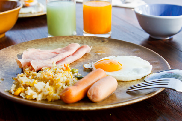 Desayuno - huevo, salchichas, frijoles y tocino
 - Foto, imagen