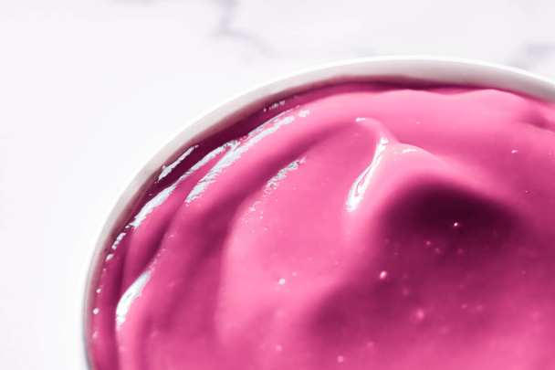 Розовый сливочный джем на завтрак, пищевой фон и здоровый десерт - Фото, изображение