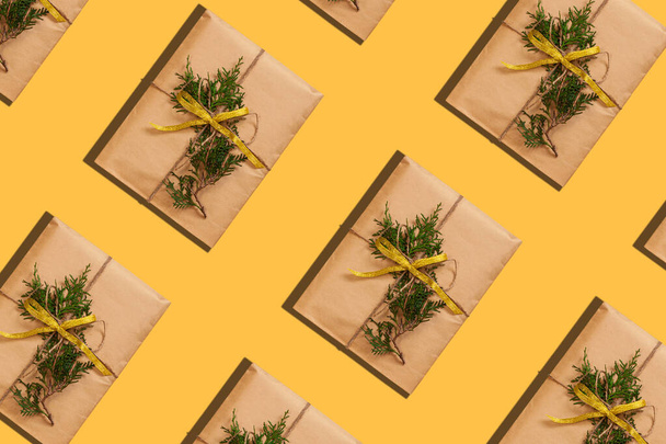 Традиционный рождественский узор из бумажной подарочной коробки на желтом фоне. Ноль ненужных трат на Новый год. Открытка макет обоев. Зимние каникулы творческий эко-дружественный фон - Фото, изображение